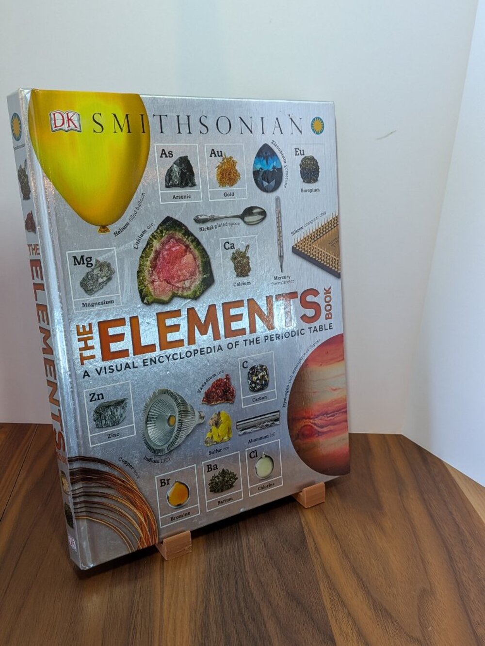 Elements Book : A Visual Periodic Table Encyclopedia for Kids, Smithsonian